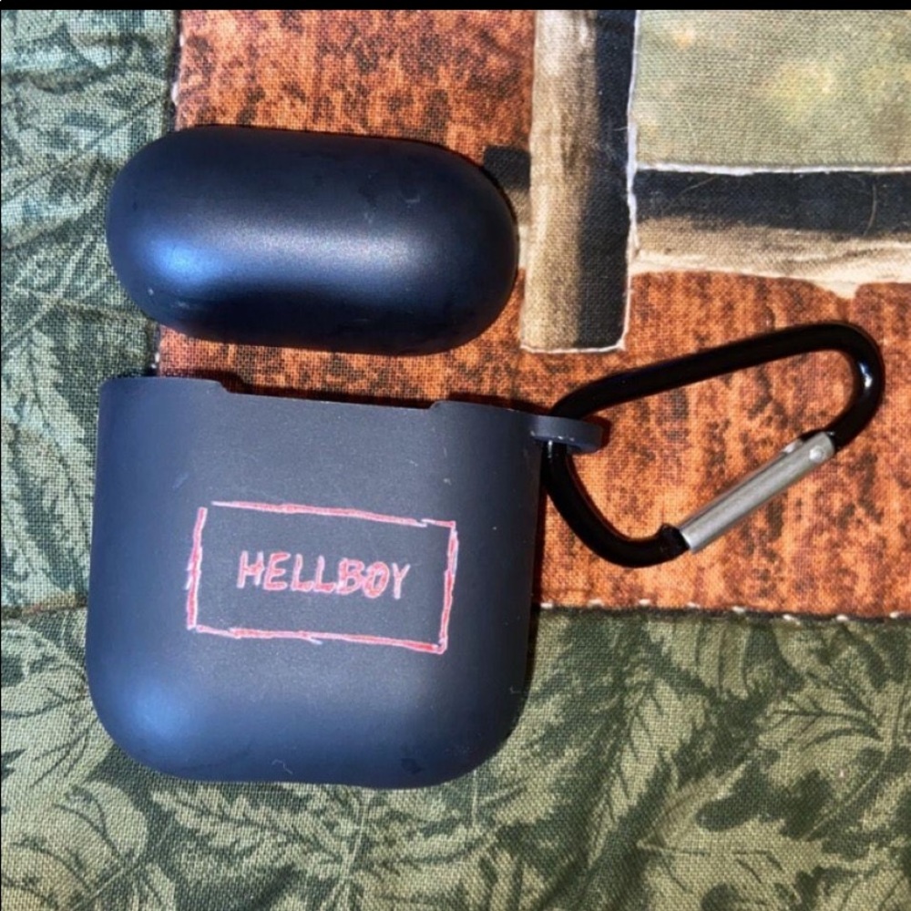 Iil peep AirPod case